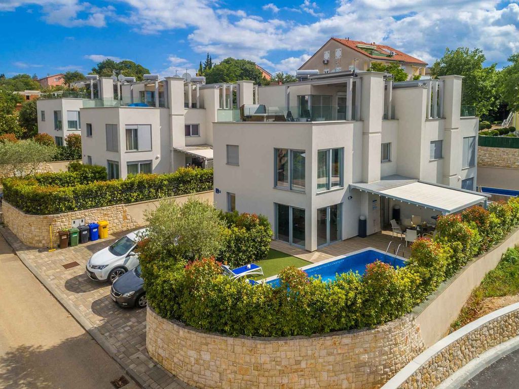 Villa mit Pool im Zentrum von Malinska