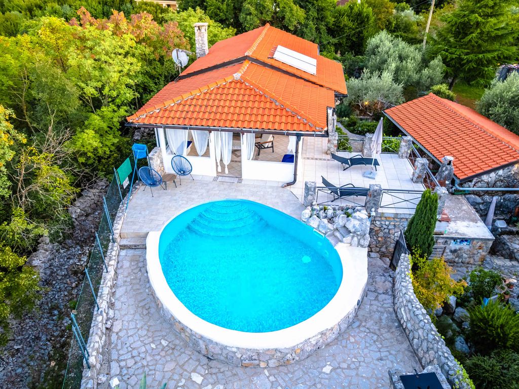 Villa mit Pool und Klimaanlage