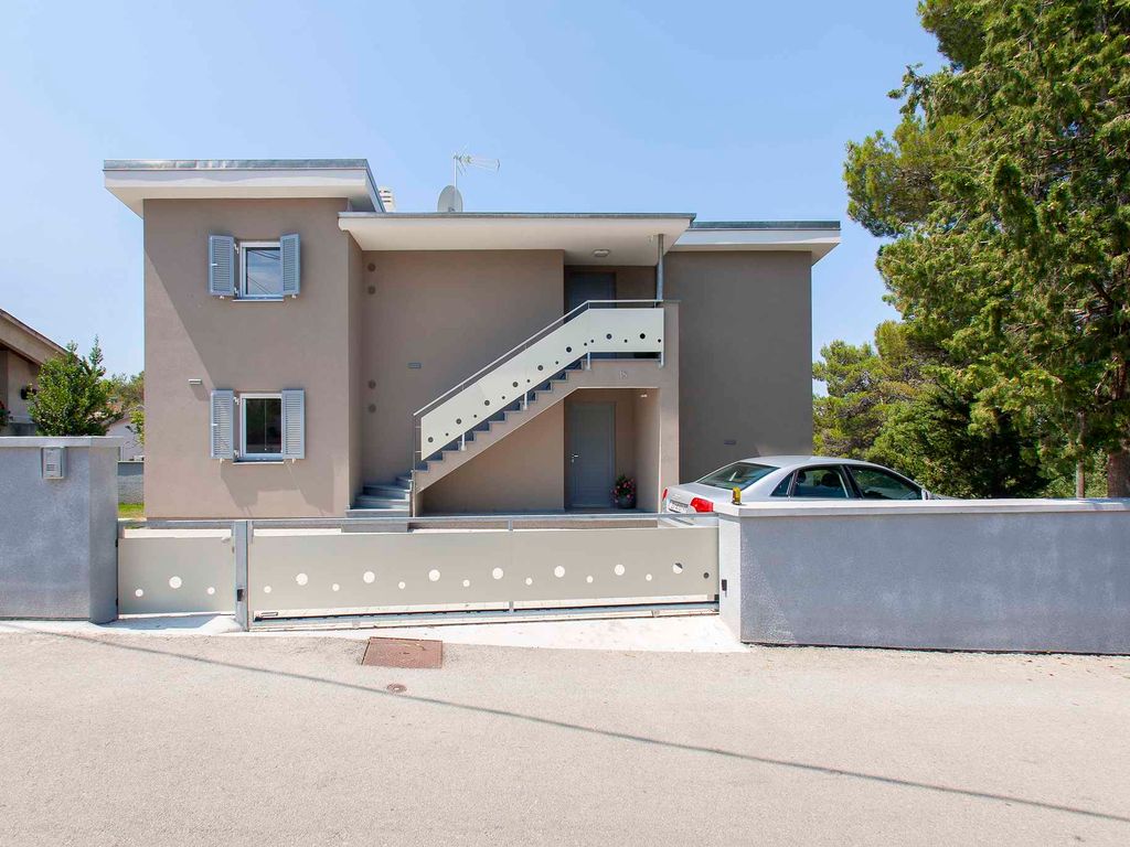 Ferienwohnung mit Klimaanlage und Pool, 200 m vom Strand entfernt