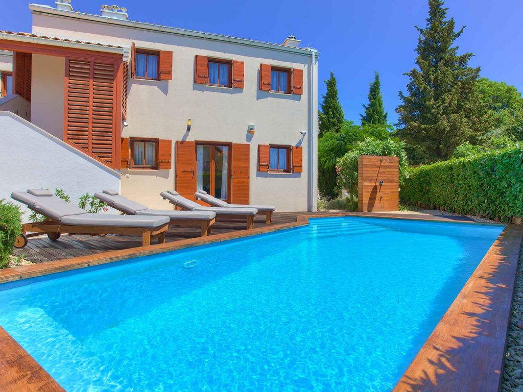 Villa mit Klimaanlagen und Pool
