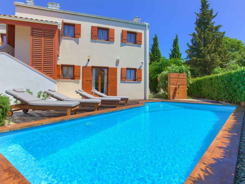 Villa mit Klimaanlagen und Pool