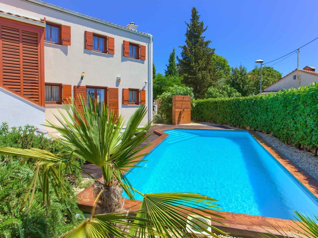 Villa mit Klimaanlagen und Pool