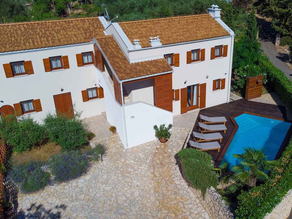 Villa mit Klimaanlagen und Pool