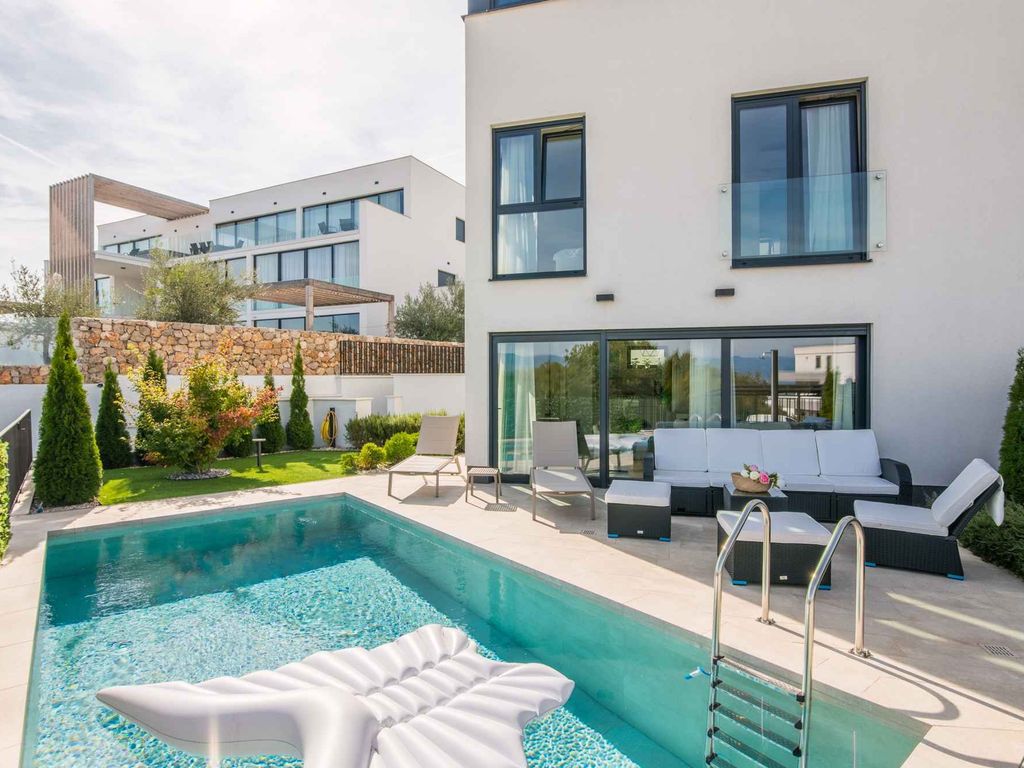 Ferienwohnung mit privatem Pool und Meerblick