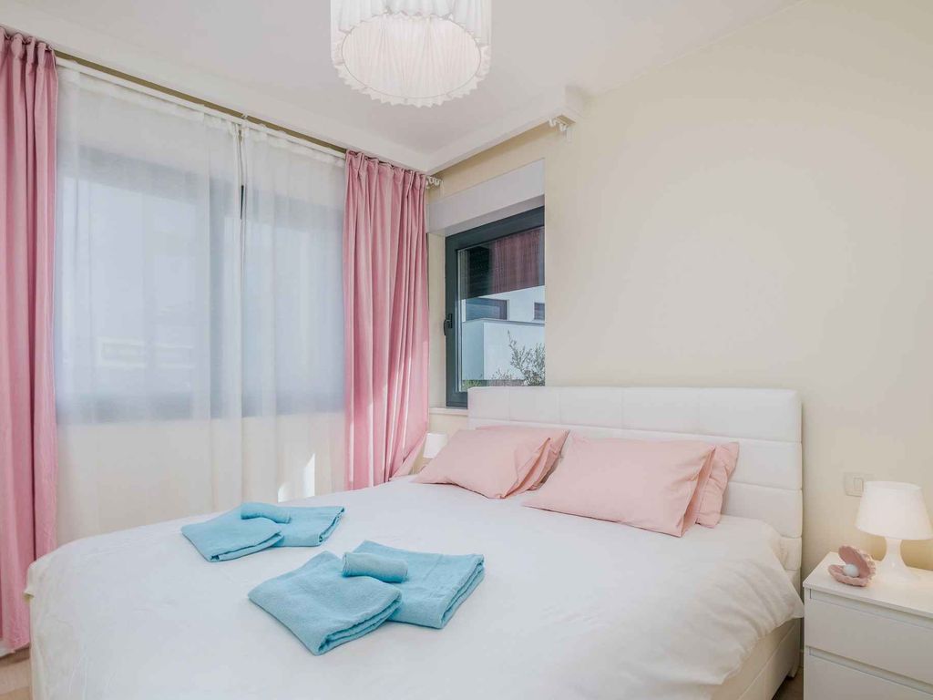 Ferienwohnung mit privatem Pool und Meerblick