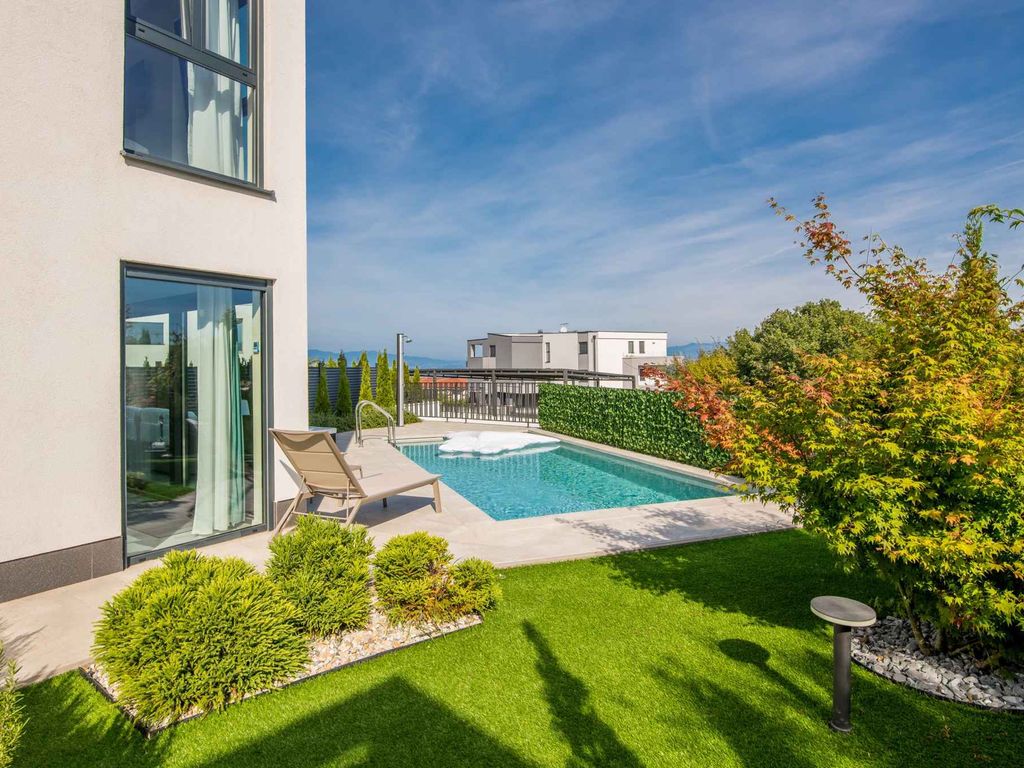 Ferienwohnung mit privatem Pool und Meerblick