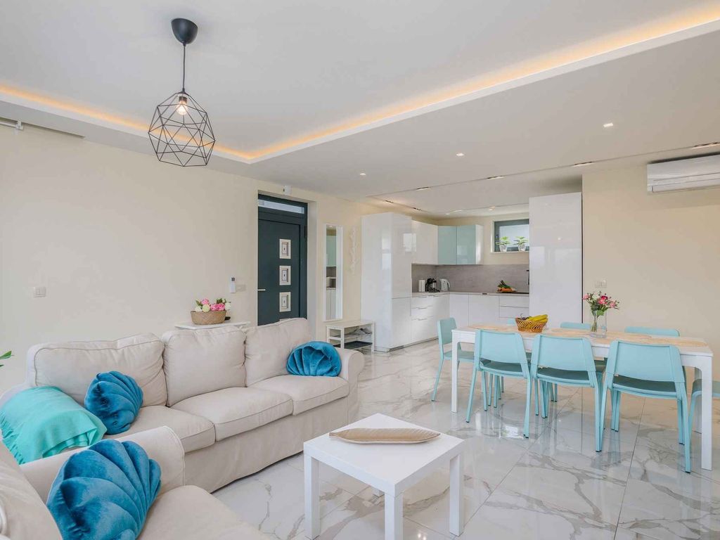 Ferienwohnung mit privatem Pool und Meerblick