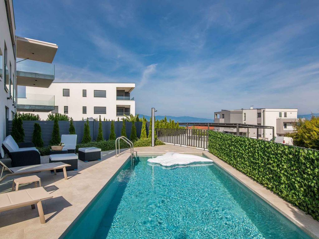 Ferienwohnung mit privatem Pool und Meerblick