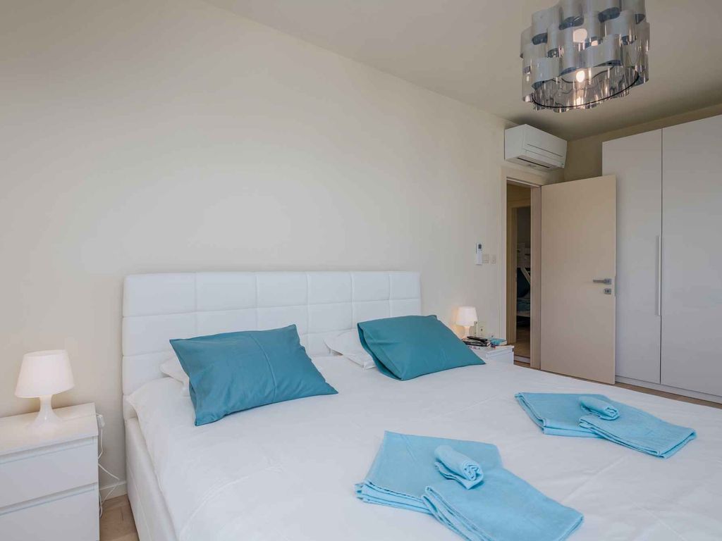 Ferienwohnung mit privatem Pool und Meerblick