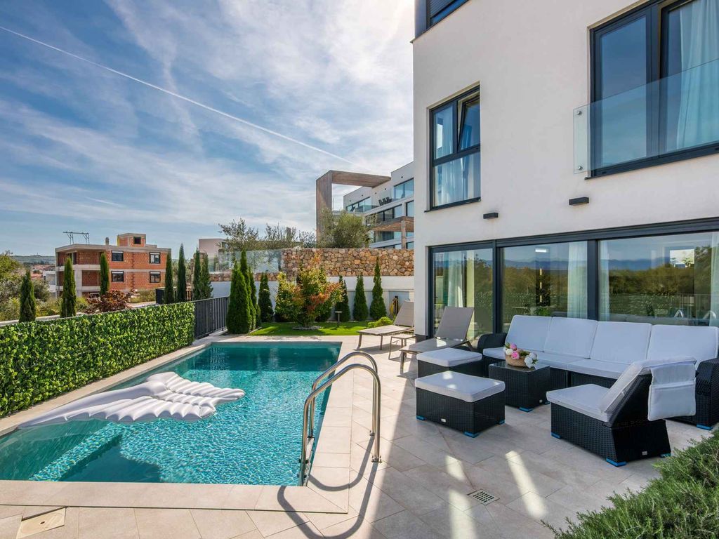 Ferienwohnung mit privatem Pool und Meerblick