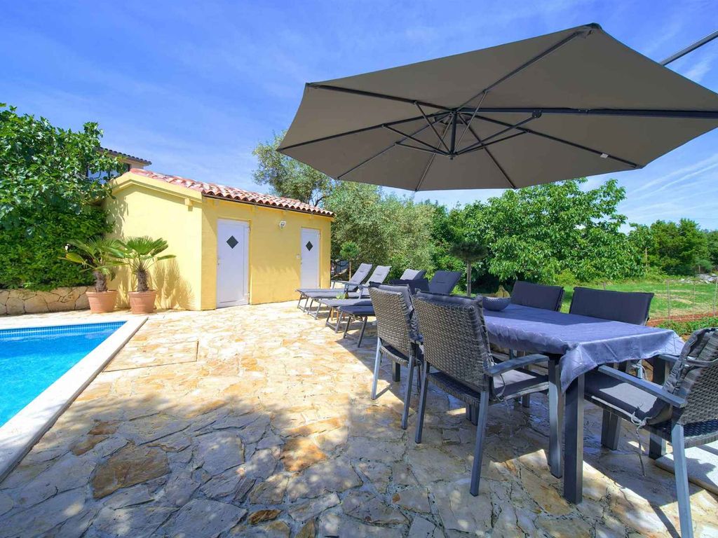Ferienhaus ruhiger Ort mit Pool
