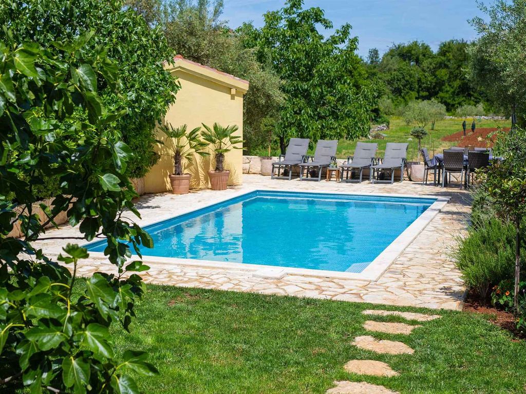 Ferienhaus ruhiger Ort mit Pool