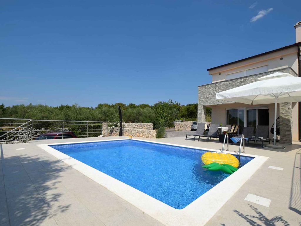 Ferienhaus mit einem Pool und drei Schlafzimmern
