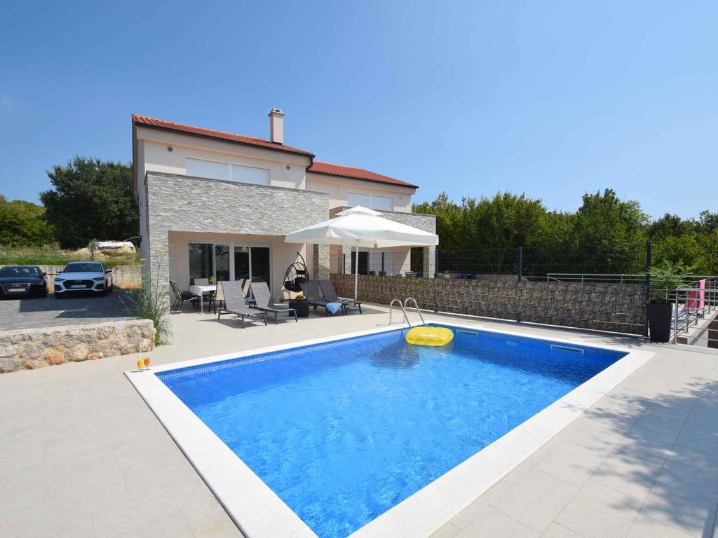 Ferienhaus mit einem Pool und drei Schlafzimmern