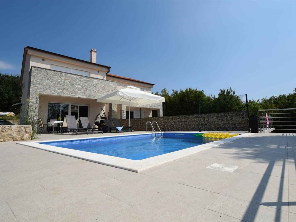 Ferienhaus mit einem Pool und drei Schlafzimmern