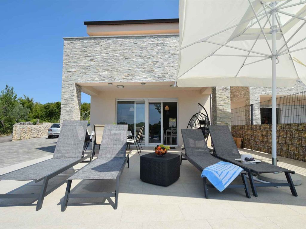 Ferienhaus mit einem Pool und drei Schlafzimmern