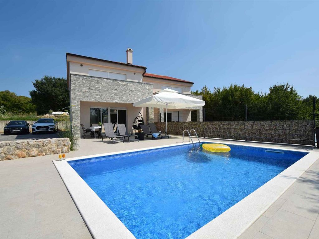 Ferienhaus mit einem Pool und drei Schlafzimmern