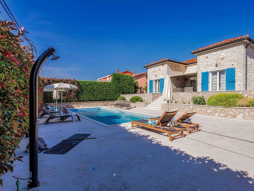 Villa mit Pool für 8 Personen