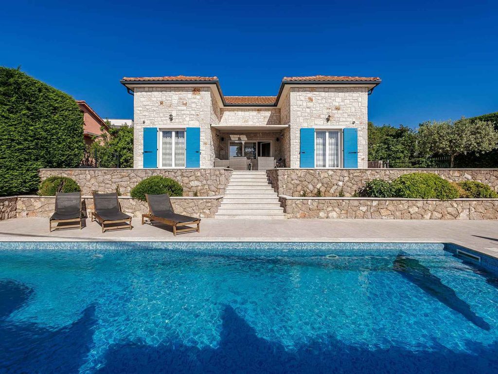 Villa mit Pool für 8 Personen