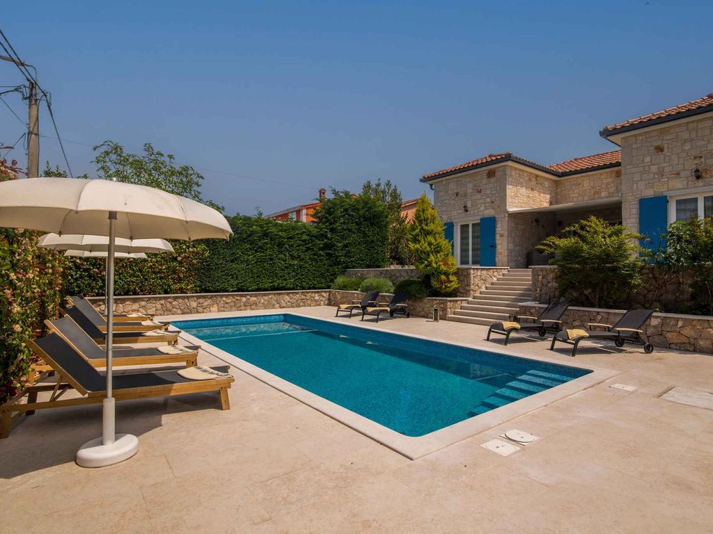 Villa mit Pool für 8 Personen
