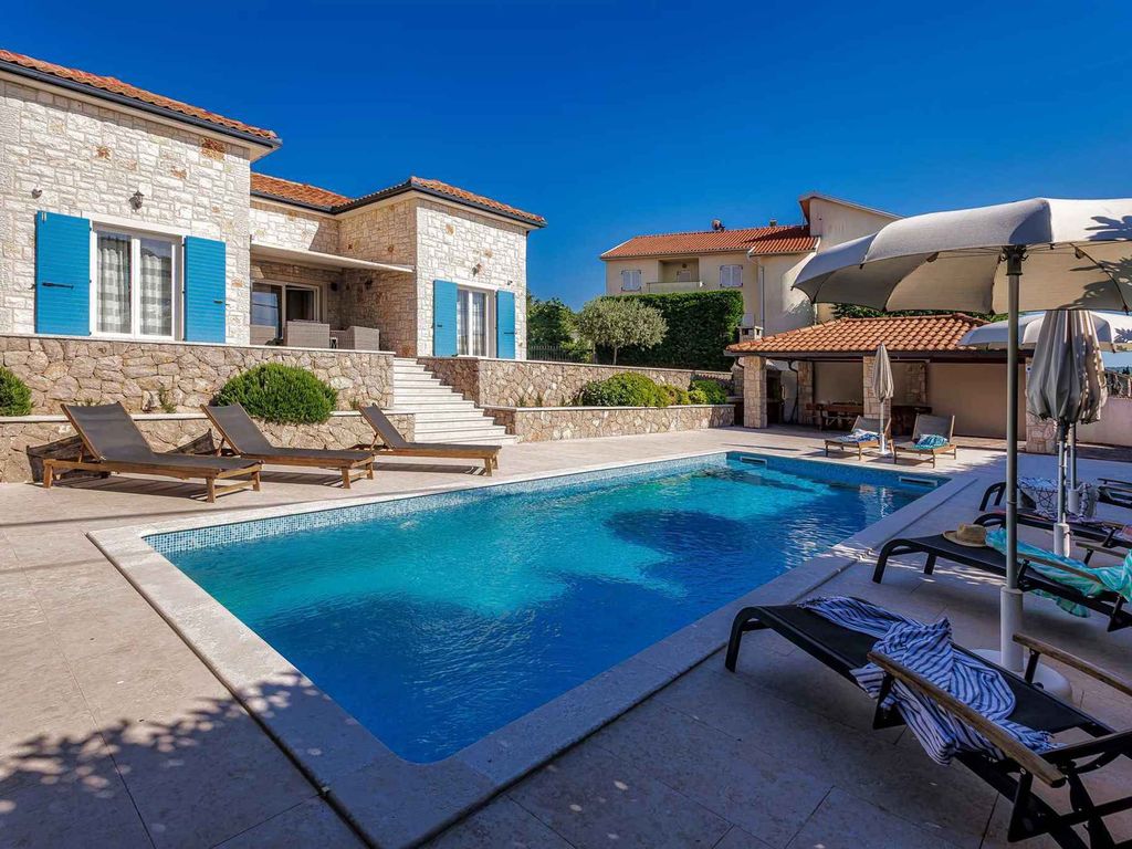 Villa mit Pool für 8 Personen