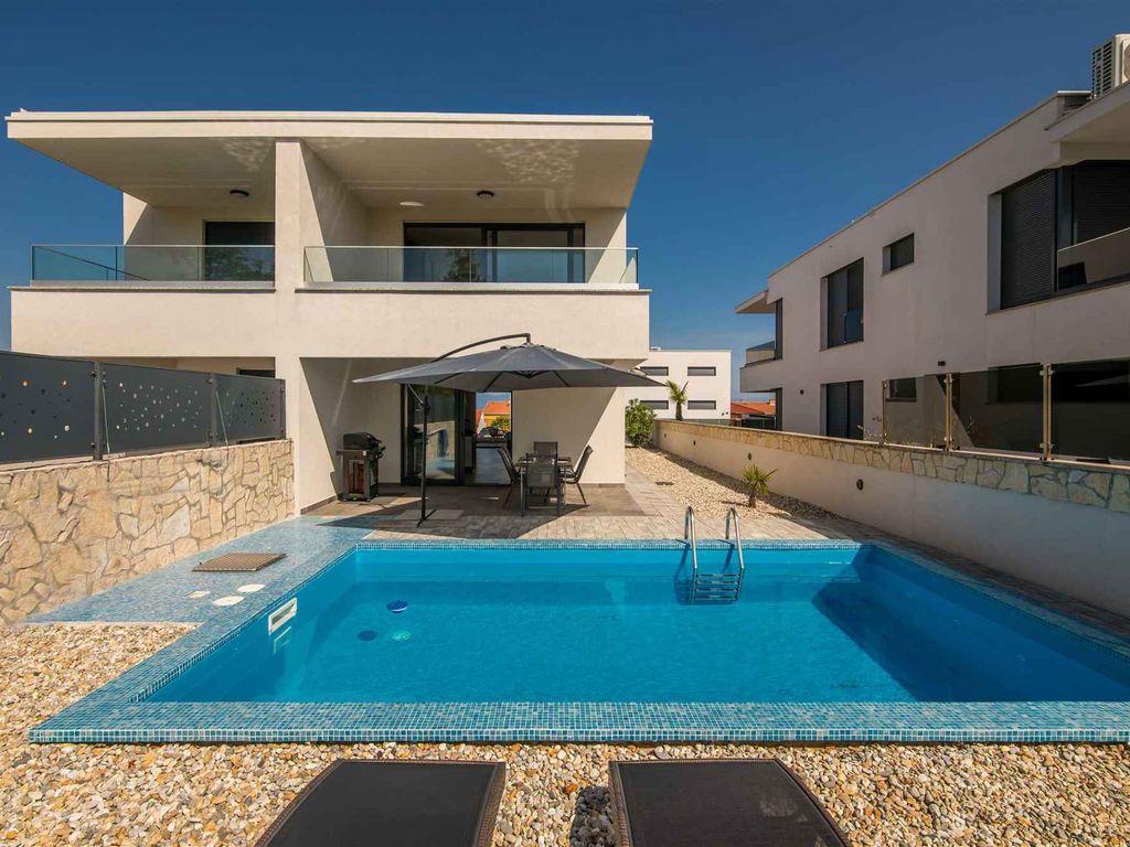Villa mit Meerblick und Pool