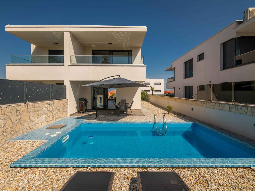 Villa mit Meerblick und Pool