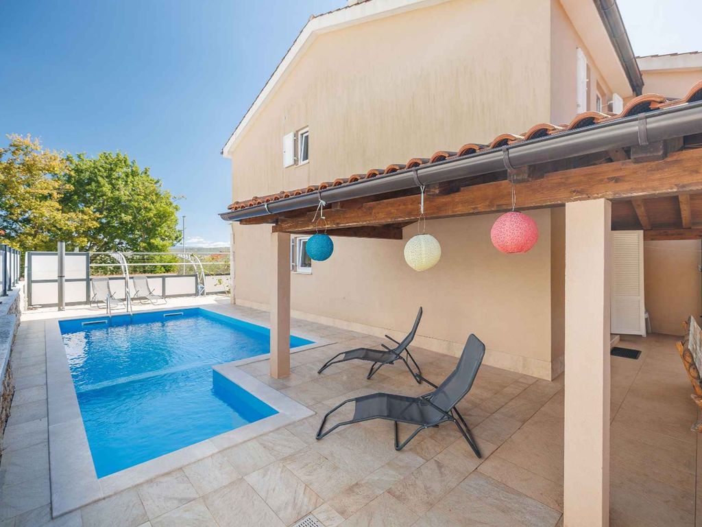 Villa mit Pool und Klimaanlage