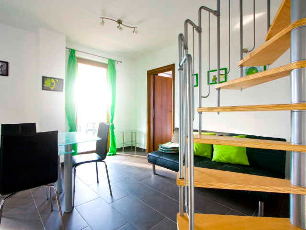 Ferienwohnung mit geschlossenem Gartengrundstück mit Blumen und Sträuchern