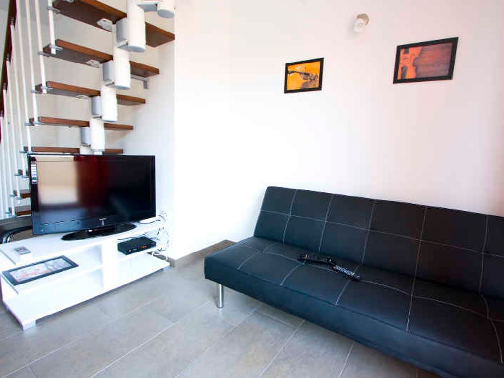 Ferienwohnung mit geschlossenem Gartengrundstück mit Blumen und Sträuchern