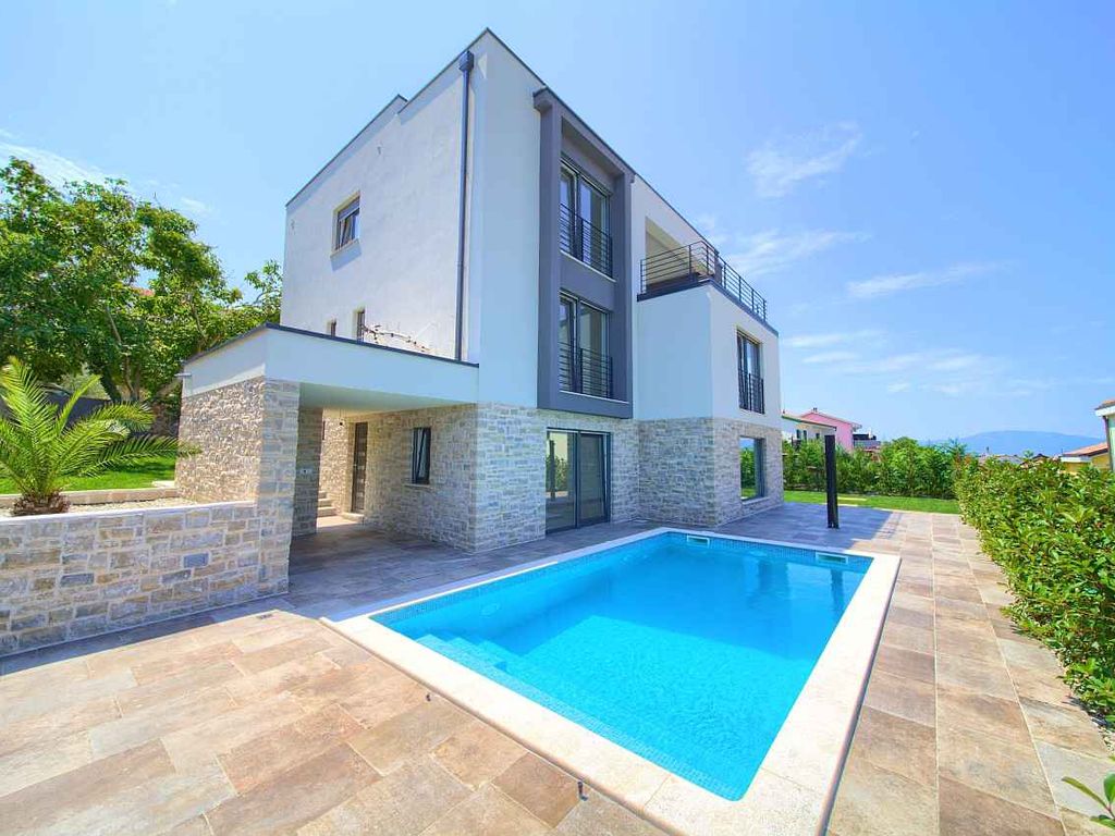 Ferienwohnung mit Pool und Klimaanlage