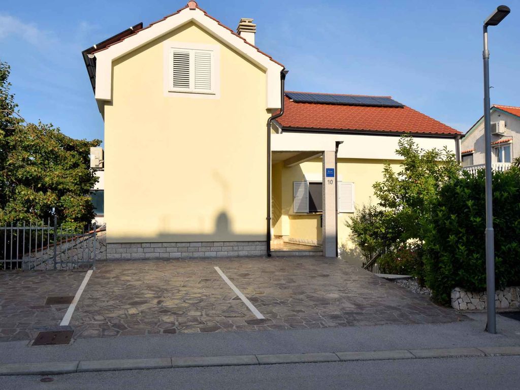 Ferienwohnung mit Terrasse und Parkplatz