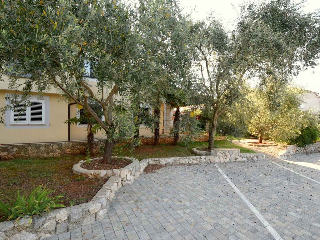 Ferienwohnung mit Terrasse und Parkplatz