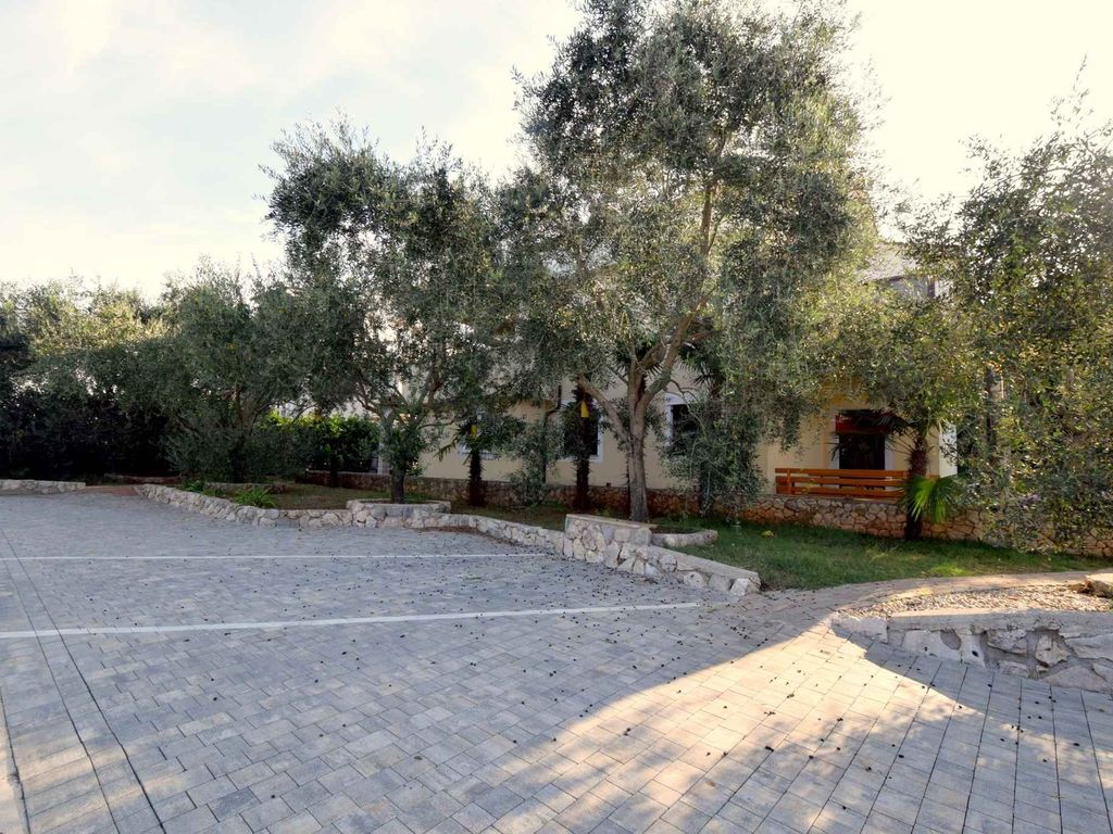Ferienwohnung mit Terrasse und Parkplatz