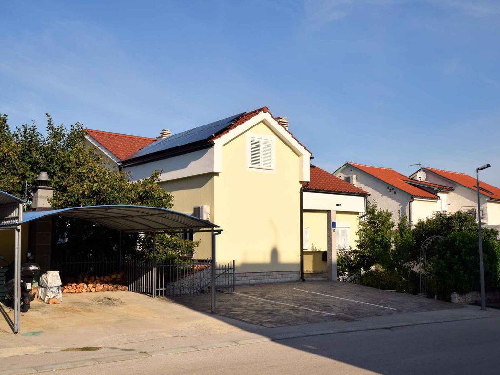 Ferienwohnung mit Terrasse und Parkplatz