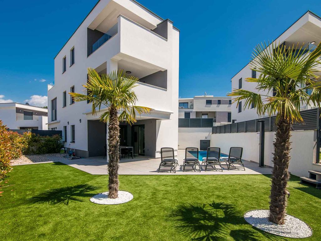 Ferienwohnung mit Pool und Klimaanlage