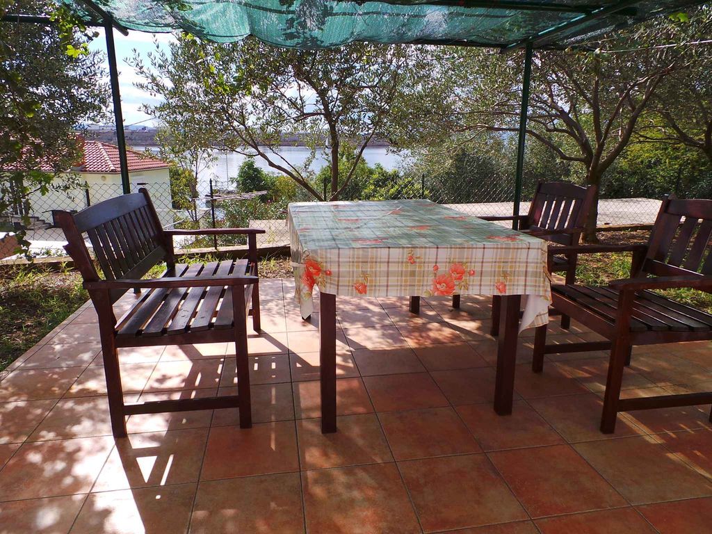 Ferienwohnung mit Terrasse, nur 30m vom Meer