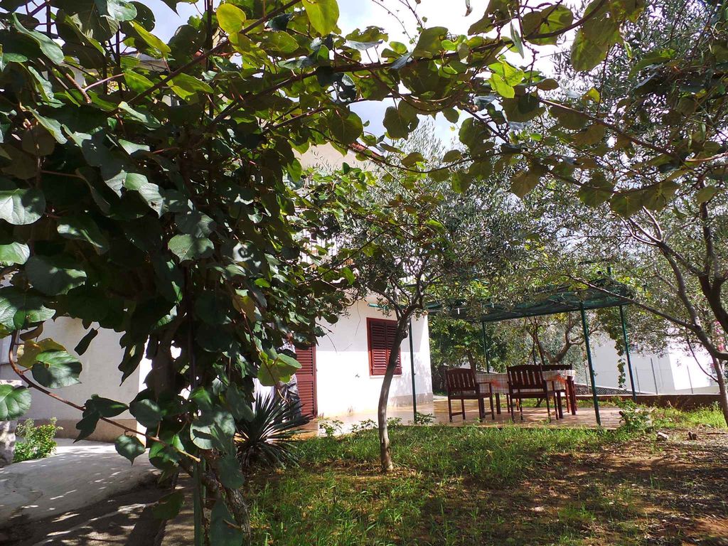 Ferienwohnung mit Terrasse, nur 30m vom Meer