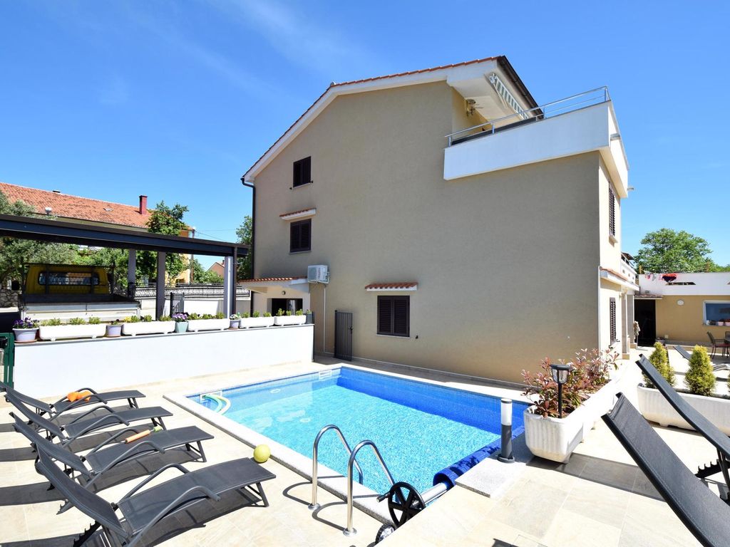 Ferienwohnung Apartment Zrinka im Erdgeschoss mit Pool