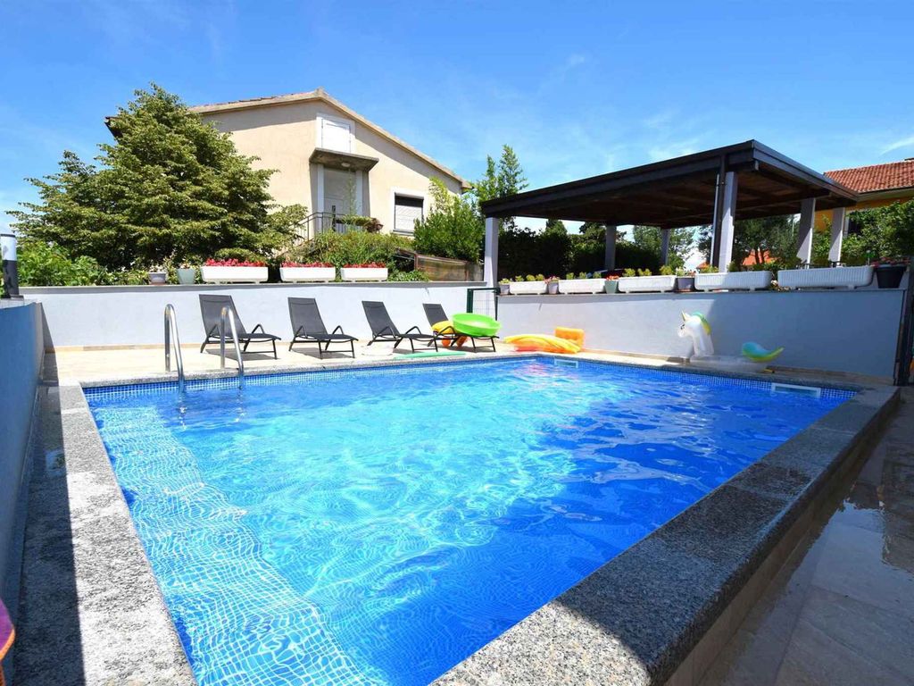 Ferienwohnung im 2. Stock mit Pool