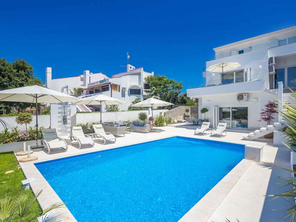 Villa mit Meerblick und Pool