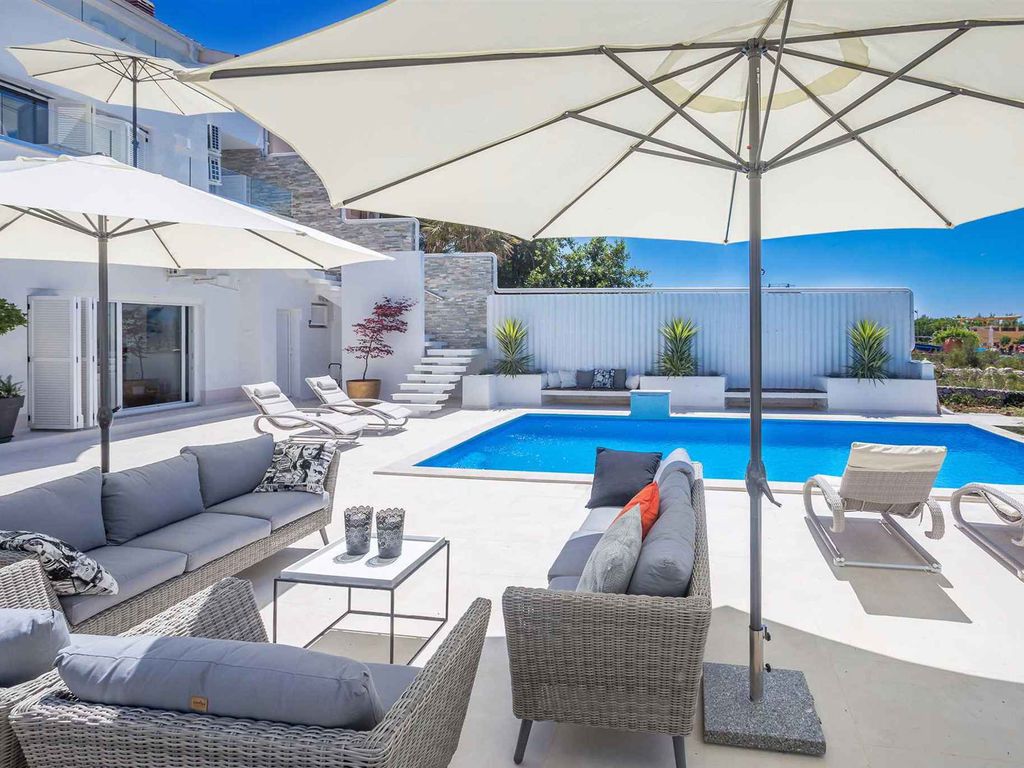 Villa mit Meerblick und Pool