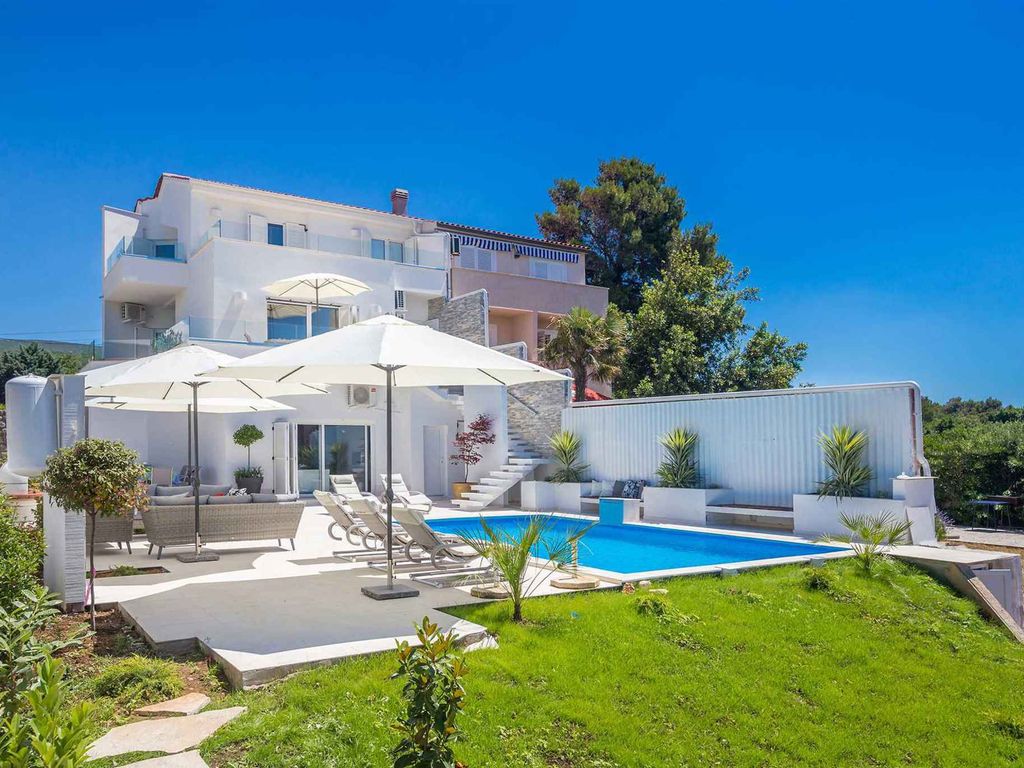 Villa mit Meerblick und Pool