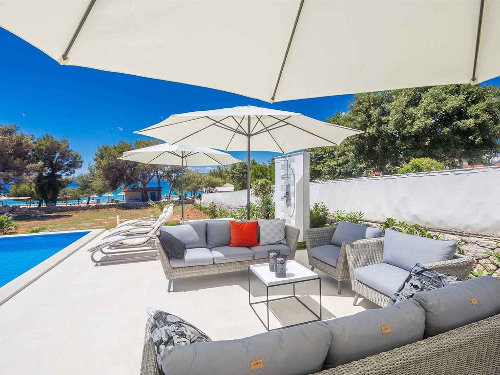 Villa mit Meerblick und Pool