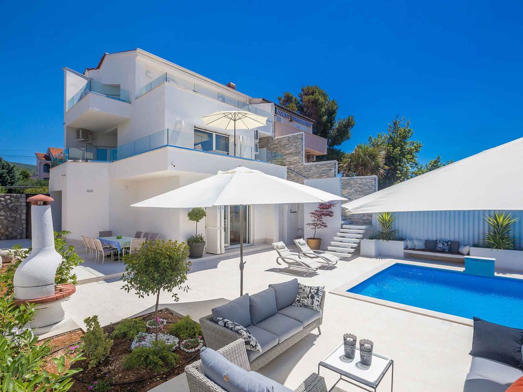 Villa mit Meerblick und Pool