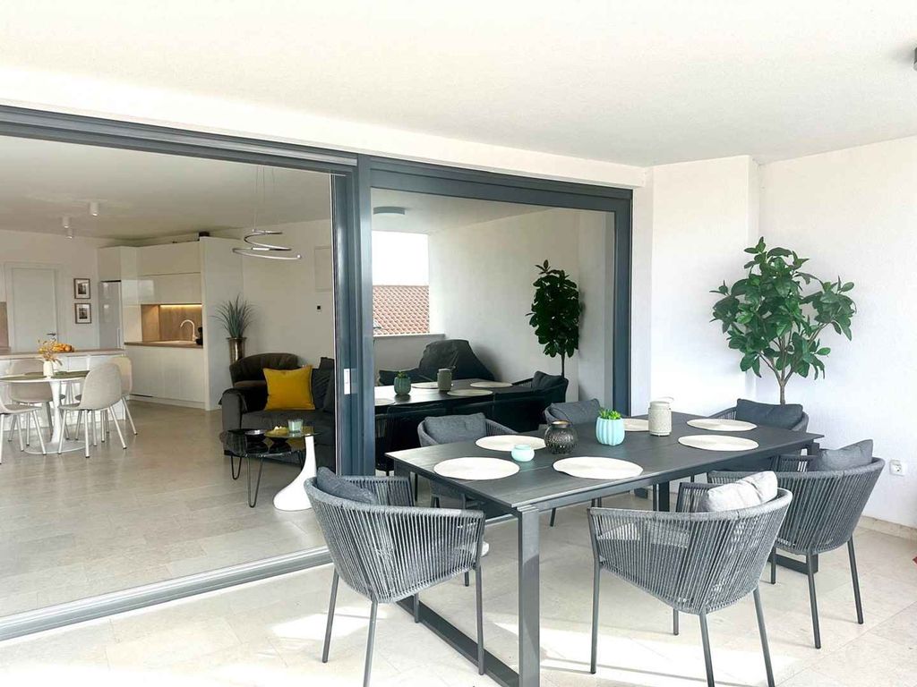 Ferienwohnung Mit Meerblick und großer Terrasse