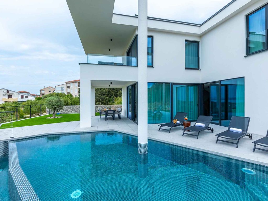Villa mit Pool und Sommerküche