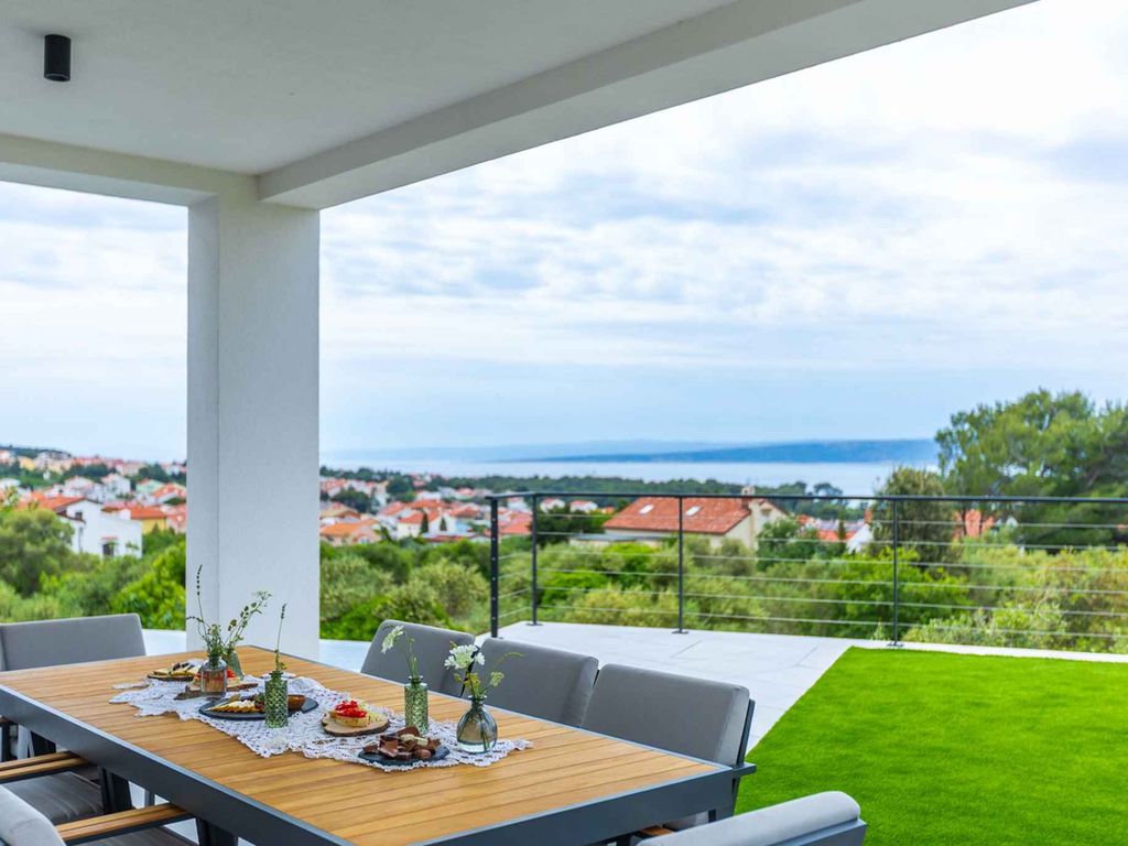 Villa mit Pool und Sommerküche