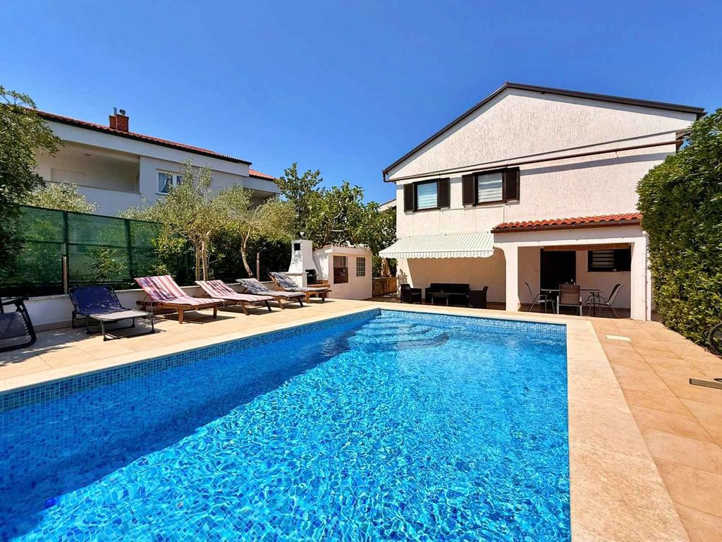 Ferienwohnung mit Pool und Grill zur gemeinsamen Nutzung