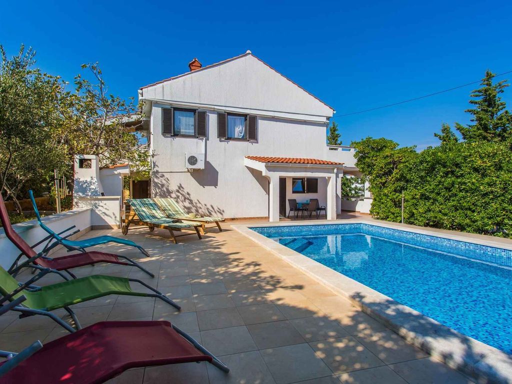 Ferienwohnung mit Pool und Grill zur gemeinsamen Nutzung